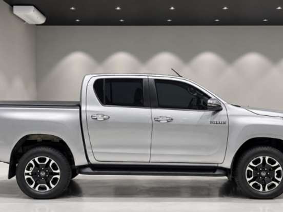 TOYOTA-HILUX-2.8 D-4D TURBO DIESEL CD SRV 4X4 AUTOMÁTICO TOYOTA-HILUX-2023