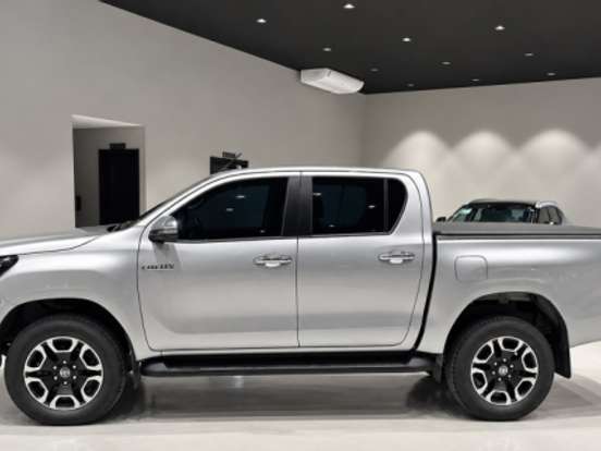 TOYOTA-HILUX-2.8 D-4D TURBO DIESEL CD SRV 4X4 AUTOMÁTICO TOYOTA-HILUX-2023