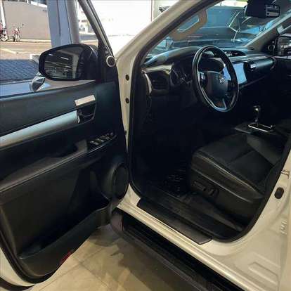 TOYOTA-HILUX-2023