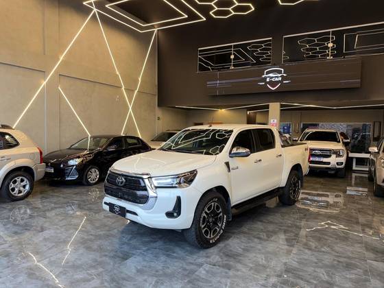 TOYOTA HILUX 2.8 D-4D TURBO DIESEL CD SRX 4X4 AUTOMÁTICO