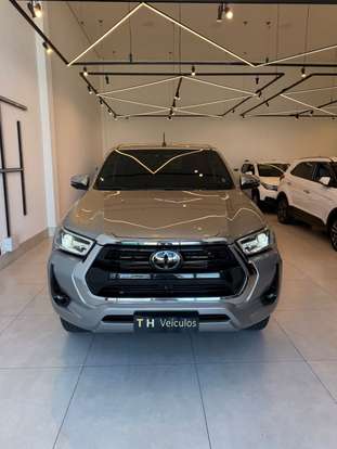 TOYOTA-HILUX-2.8 D-4D TURBO DIESEL CD SRX 4X4 AUTOMÁTICO TOYOTA-HILUX-2023