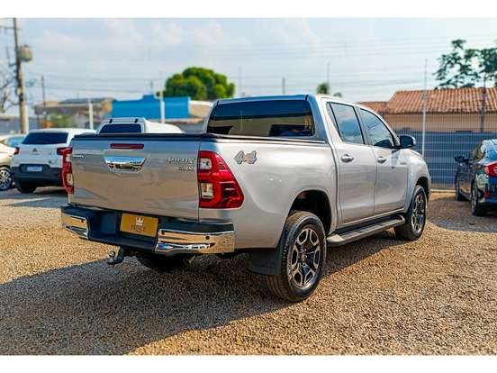 TOYOTA-HILUX-2.8 D-4D TURBO DIESEL CD SRX 4X4 AUTOMÁTICO TOYOTA-HILUX-2025