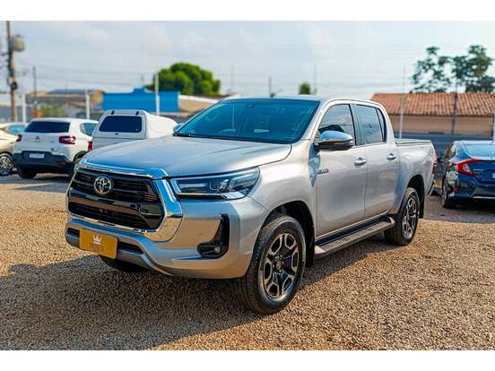 TOYOTA-HILUX-2.8 D-4D TURBO DIESEL CD SRX 4X4 AUTOMÁTICO TOYOTA-HILUX-2025