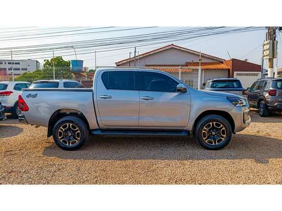 TOYOTA-HILUX-2.8 D-4D TURBO DIESEL CD SRX 4X4 AUTOMÁTICO TOYOTA-HILUX-2025