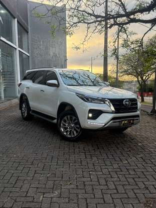 TOYOTA-HILUX-2023