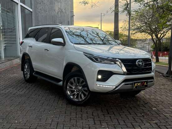 TOYOTA-HILUX-2.8 D-4D TURBO DIESEL CD SRX LIMITED 4X4 AUTOMÁTICO TOYOTA-HILUX-2023