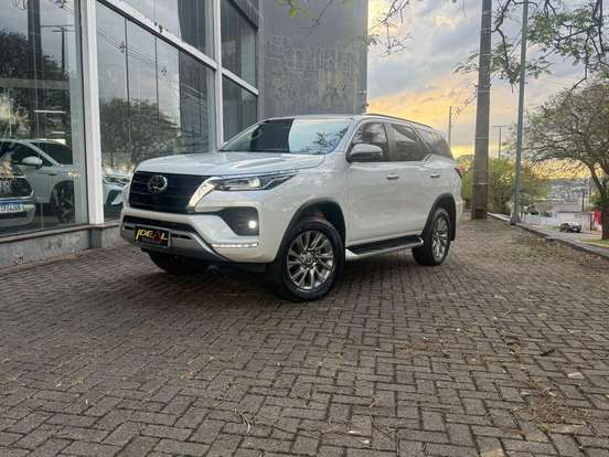 TOYOTA-HILUX-2023