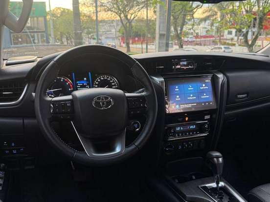 TOYOTA-HILUX-2.8 D-4D TURBO DIESEL CD SRX LIMITED 4X4 AUTOMÁTICO TOYOTA-HILUX-2023