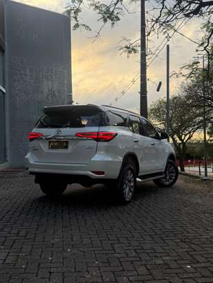 TOYOTA-HILUX-2023