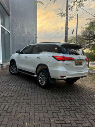 TOYOTA-HILUX-2023