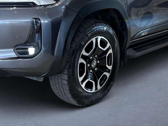 TOYOTA-HILUX-2023