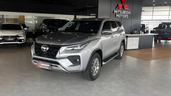 TOYOTA HILUX SW4 2.8 D-4D TURBO DIESEL SRX 7L 4X4 AUTOMÁTICO
