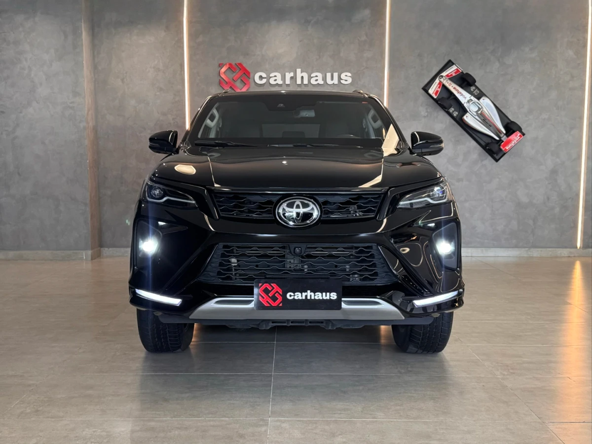 Toyota Hilux SW4 — foto 2
