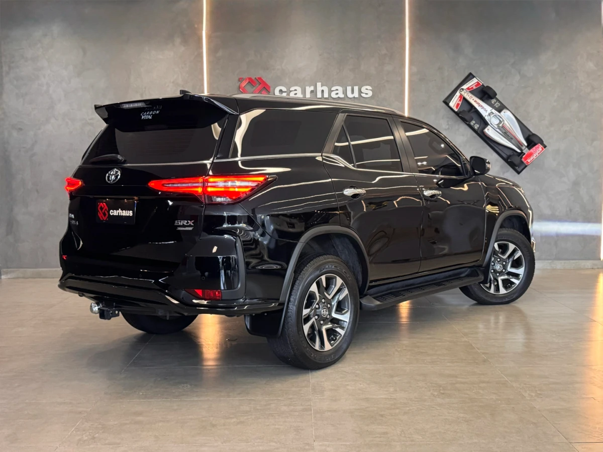 Toyota Hilux SW4 — foto 4