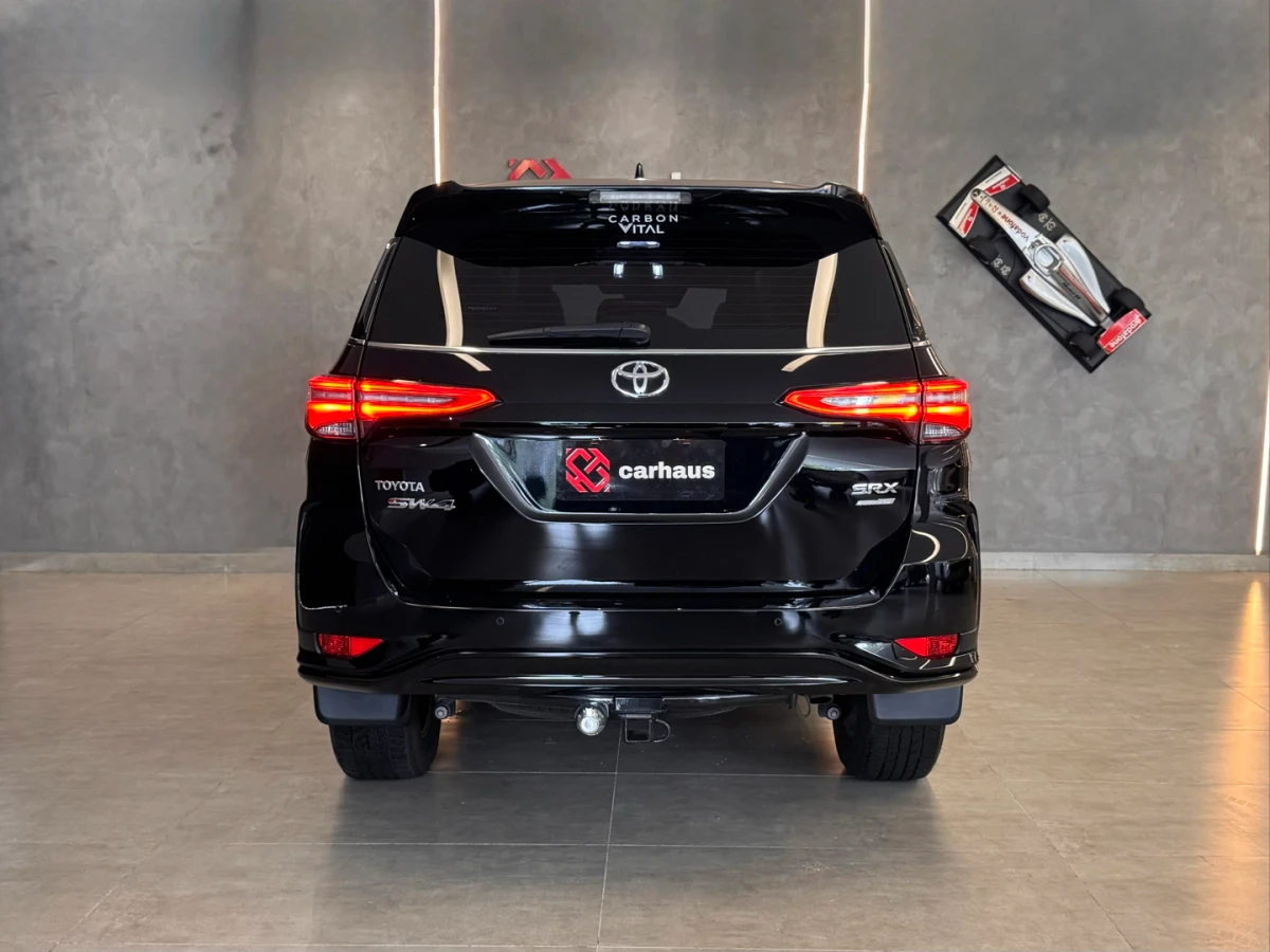 Toyota Hilux SW4 — foto 5