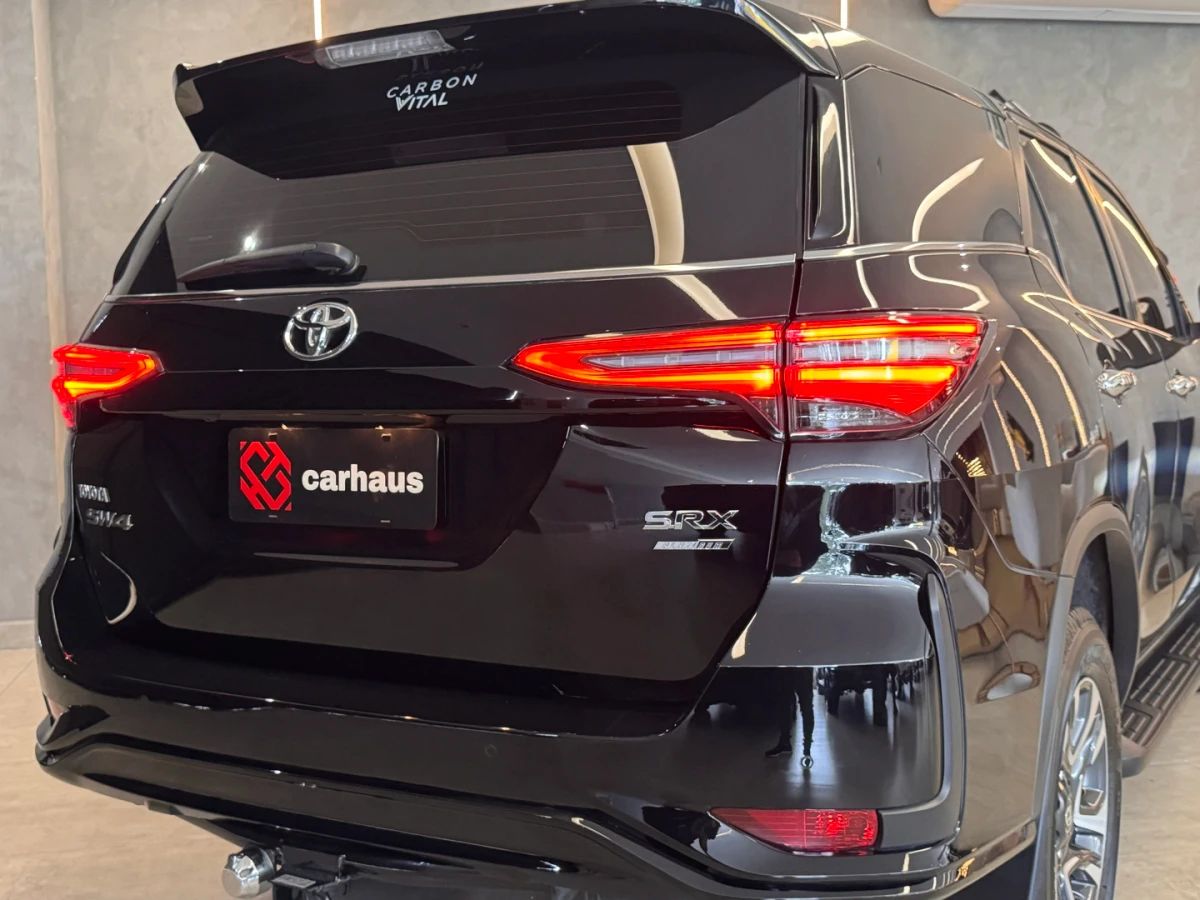 Toyota Hilux SW4 — foto 7