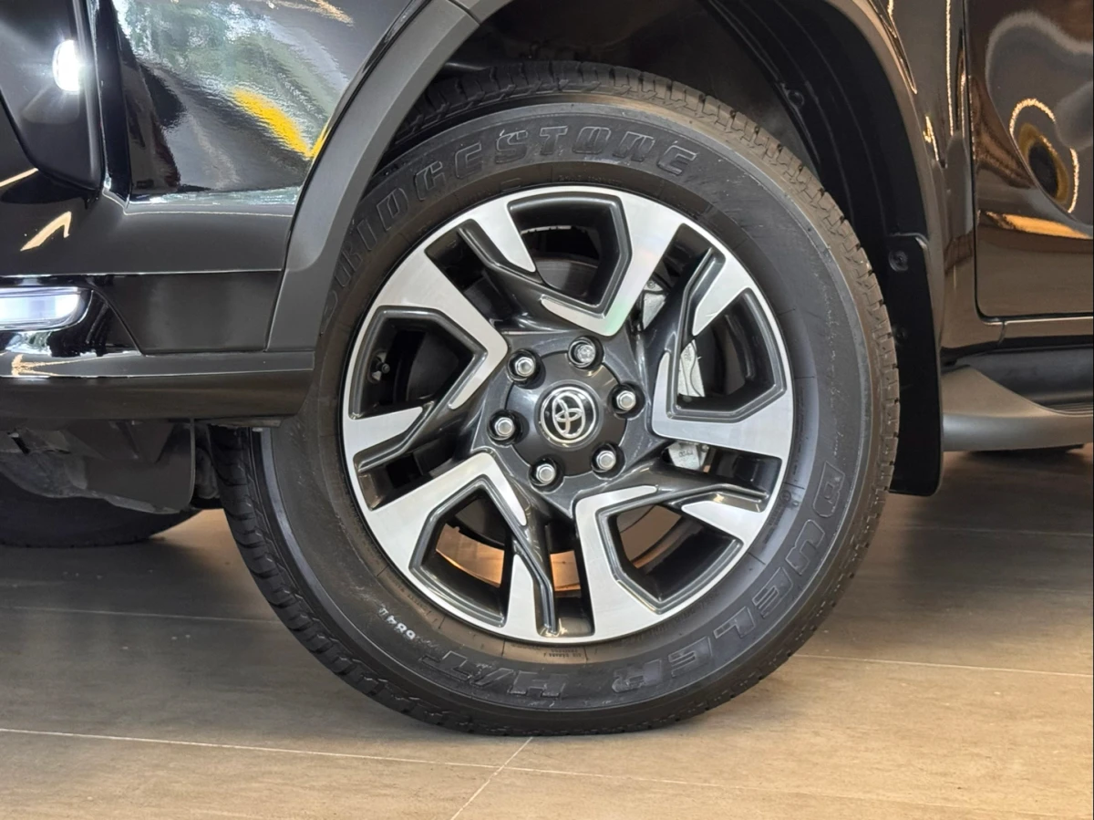 Toyota Hilux SW4 — foto 9