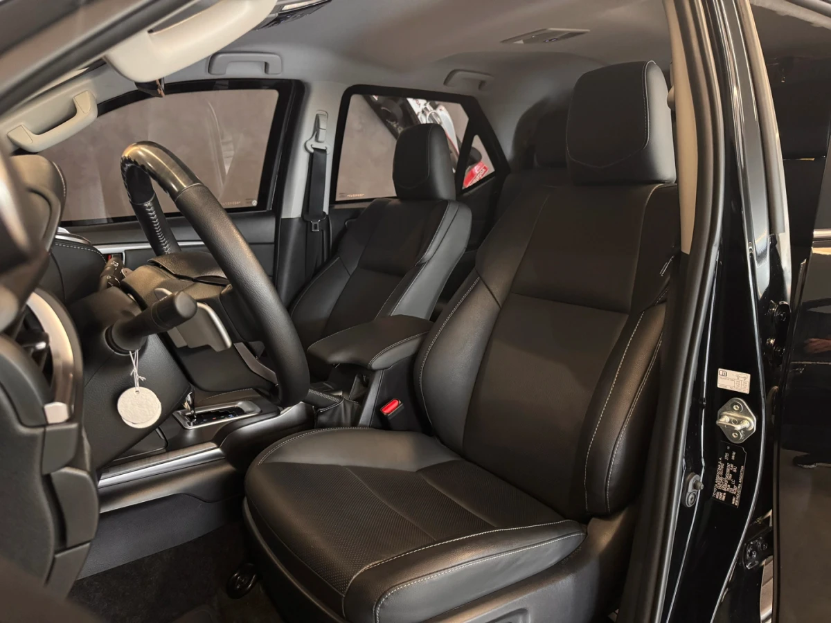 Toyota Hilux SW4 — foto 10
