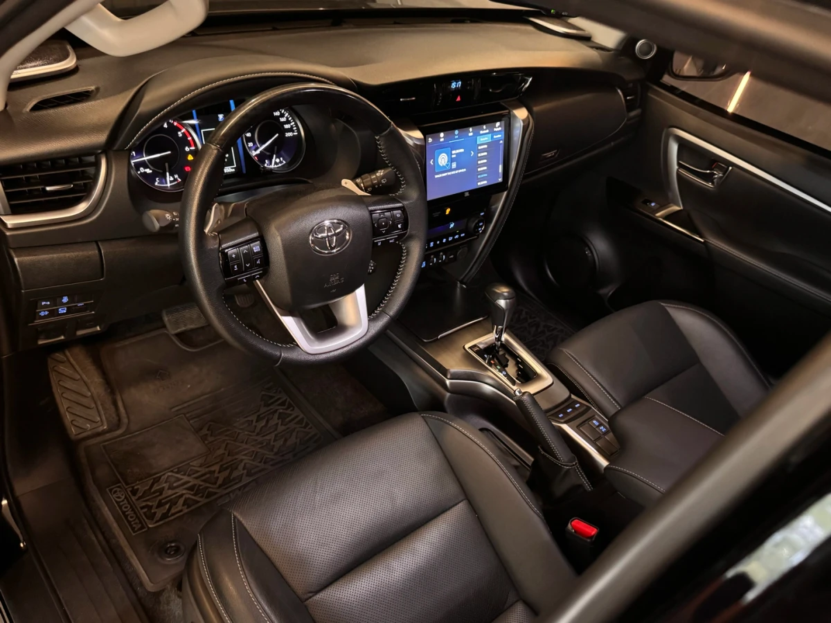 Toyota Hilux SW4 — foto 11