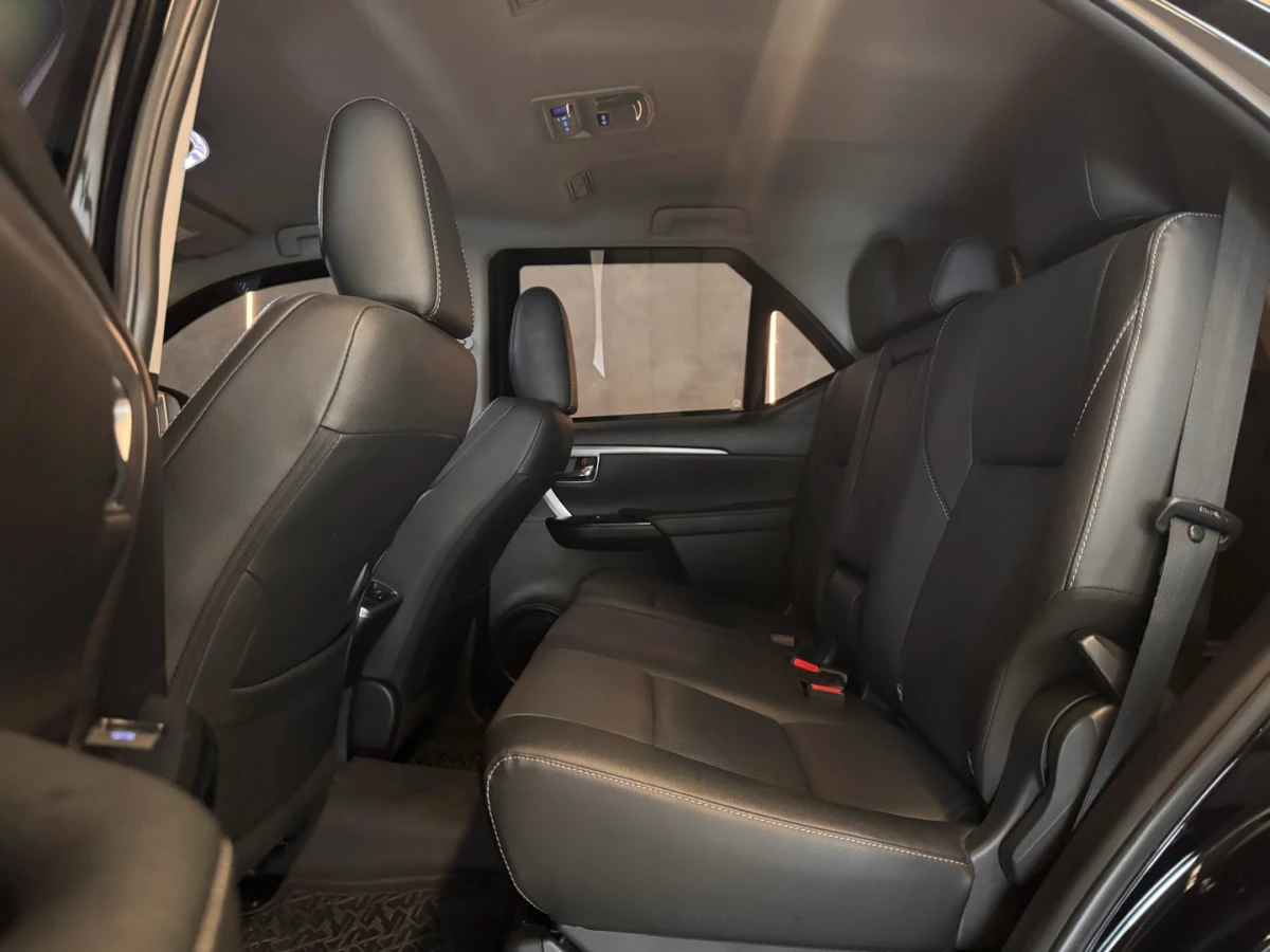 Toyota Hilux SW4 — foto 12