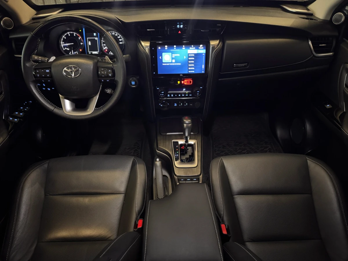 Toyota Hilux SW4 — foto 13