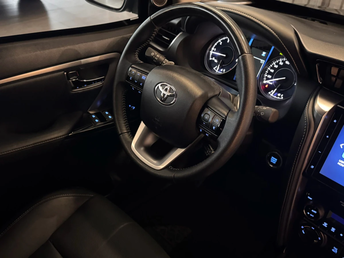 Toyota Hilux SW4 — foto 16
