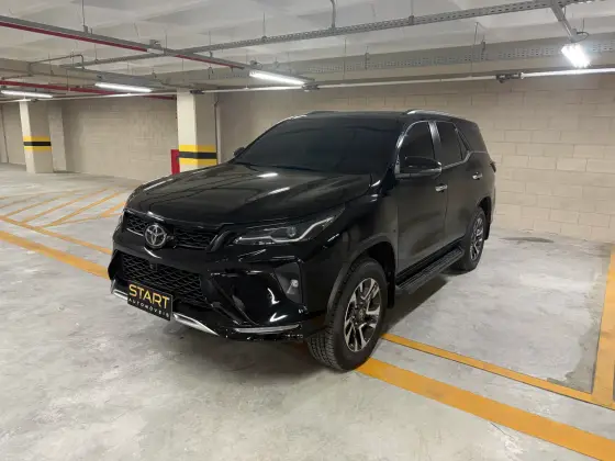 TOYOTA HILUX SW4 2.8 D-4D TURBO DIESEL SRX PLATINUM 7L 4X4 AUTOMÁTICO