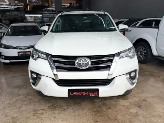 TOYOTA-HILUX SW4-2.8 SRX 4X4 7 LUGARES 16V TURBO INTERCOOLER DIESEL 4P AUTOMÁTICO TOYOTA-HILUX SW4-2018