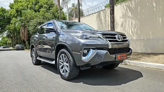 TOYOTA HILUX SW4 2.8 SRX 4X4 7 LUGARES 16V TURBO INTERCOOLER DIESEL 4P AUTOMÁTICO