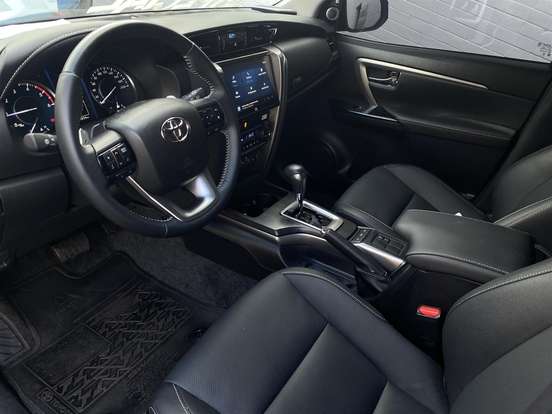 TOYOTA-HILUX SW4-2025