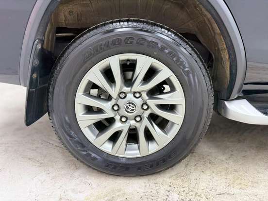TOYOTA-HILUX SW4-2.8 D-4D TURBO DIESEL SRX 7L 4X4 AUTOMÁTICO TOYOTA-HILUX SW4-2023
