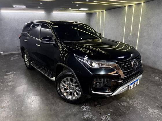 TOYOTA HILUX SW4 2.8 D-4D TURBO DIESEL SRX 7L 4X4 AUTOMÁTICO