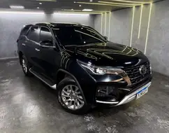 TOYOTA HILUX SW4 2.8 D-4D TURBO DIESEL SRX 7L 4X4 AUTOMÁTICO TOYOTA HILUX SW4 2.8 D-4D TURBO DIESEL SRX 7L 4X4 AUTOMÁTICO