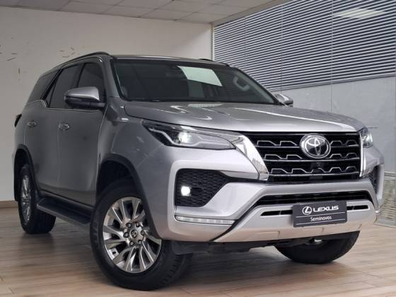 TOYOTA HILUX SW4 2.8 D-4D TURBO DIESEL SRX 7L 4X4 AUTOMÁTICO