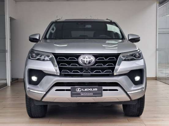 TOYOTA-HILUX SW4-2023