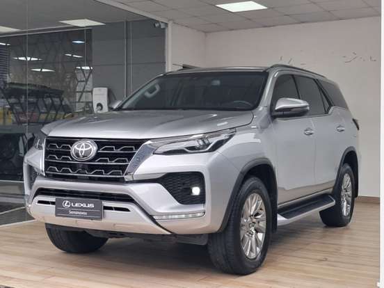 TOYOTA-HILUX SW4-2.8 D-4D TURBO DIESEL SRX 7L 4X4 AUTOMÁTICO TOYOTA-HILUX SW4-2023