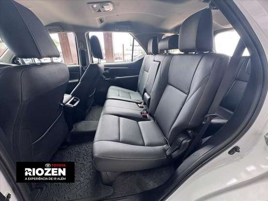 TOYOTA-HILUX SW4-2025