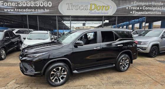 TOYOTA HILUX SW4 2.8 D-4D TURBO DIESEL SRX PLATINUM 7L 4X4 AUTOMÁTICO