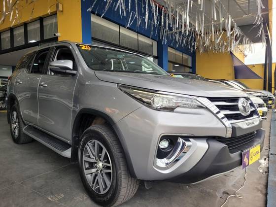 TOYOTA HILUX SW4 2.8 SRX 4X4 7 LUGARES 16V TURBO INTERCOOLER DIESEL 4P AUTOMÁTICO