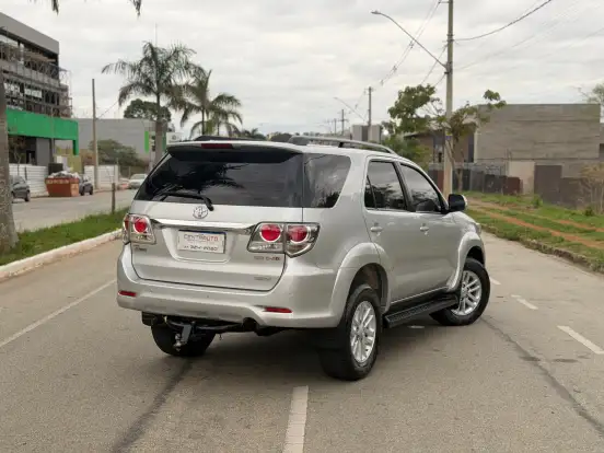 TOYOTA-HILUX SW4-2014