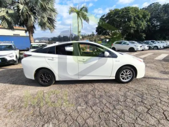 TOYOTA-PRIUS-2016