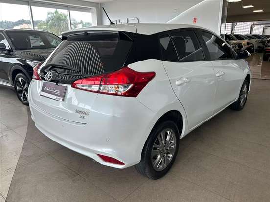 TOYOTA-YARIS-2021