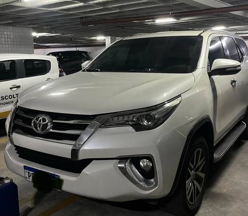 TOYOTA HILUX SW4 2.8 SRX 4X4 7 LUGARES 16V TURBO INTERCOOLER DIESEL 4P AUTOMÁTICO