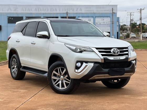 TOYOTA HILUX SW4 2.8 SRX 4X4 7 LUGARES 16V TURBO INTERCOOLER DIESEL 4P AUTOMÁTICO