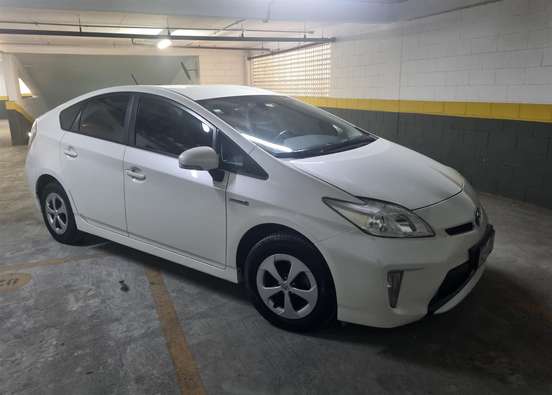 TOYOTA-PRIUS-2015