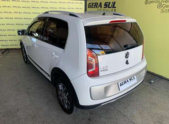 VOLKSWAGEN-CROSS UP-2015