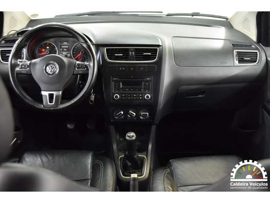 VOLKSWAGEN-CROSSFOX-2012