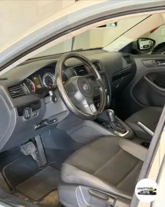 VOLKSWAGEN-JETTA-2012