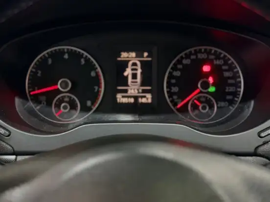 VOLKSWAGEN-JETTA-2010