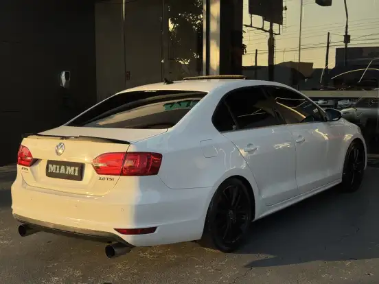 VOLKSWAGEN-JETTA-2012